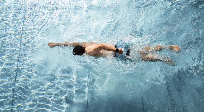 Tuxerhof Pool im Sommer