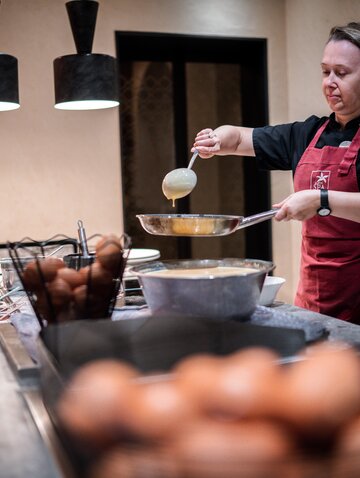 Showküche beim Frühstück in Tux