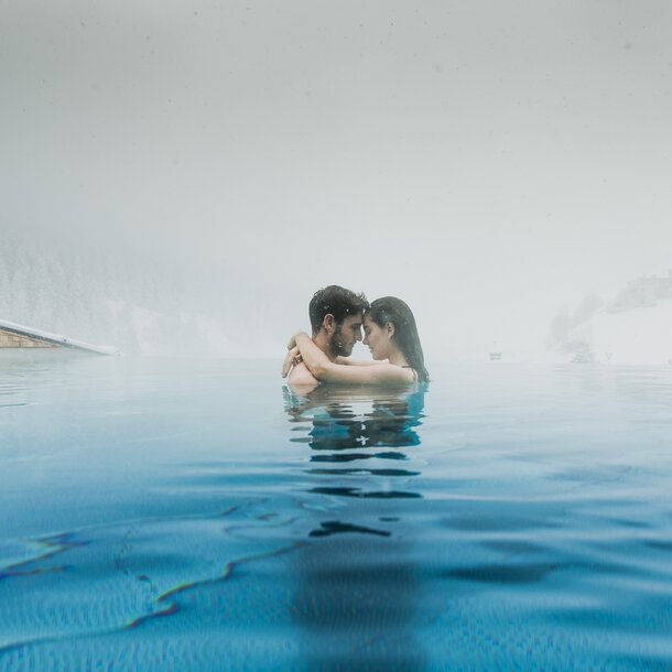 hotel mit outdoor pool im winter 